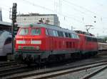 Am 12.6.14 wird 218 208-7 von 140 855-8 durch den Koblenzer Hauptbahnhof gezogen.