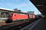 Am 14.06.2015 fuhr 185 211-0 mit einem langen gemischten Güterzug durch den Hauptbahnhof von Koblenz in Richtung Norden.