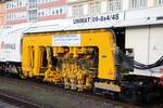 Koblenz Hbf, Gl.1 am 30.10.2025, 16:36 Uhr: Plasser & Theurer UNIMAT 09-8x4/4S (D-ERD 99 80 9121 029-9), eine Universal-Weichenstopfmaschine der Firma Eiffage Infra-Rail GmbH (Herne).