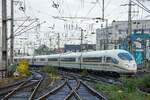 DB ICE 403 022  Einziganders  Regenbogen-ICE bei der Einfahrt in Köln Hbf, Oktober 2021.