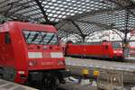 23.Sept.2025, Köln Hbf, 13:10 Uhr - NULL-NULL-FÜNFer-Treffen schiebend:   Für einen kurzen Augenblick ergab sich diese Perspektive als 101 005 mit dem um 30min verspäteten IC 2156