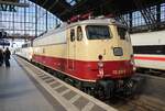 Köln Hbf, Gleis 5 am 02.10.2025: Die kalt mitlaufende und mit Zugschlussschildern versehene 112 268-8 der TRI im Schlepp der Elefanten-Lok 110 469-4, welche einen Steuerwagen in Richtung Bbf