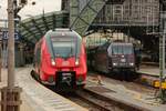 DB 442 258 DB als RE9 & rechts DB 101 127-9  100 Jahre Baureihe 01  mit EC9 nach Basel in K�ln Hbf, Dezember 2025.