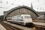 DB 101 057-8  Europa  mit letzten EC7 nach Basel bei der Ausfahrt in K�ln Hbf, Dezember 2025.
