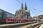 Vor der Kulisse des mächtigen Kölner Dom verlässt hier der DB 620501-4 um 11.45 Uhr den HBF Köln in Richtung Köln Deutz.