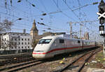 ICE 401077-3 nach Hamburg fährt hier am 8.3.2026 um 12.07 Uhr von Westen her in den HBF Köln ein.