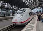 DB ICE 3neo 8017 als ICE 124 (Frankfurt-Amsterdam) kommt am 24. Februar 2025 auf Gleis 5 im Kölner Hauptbahnhof an.