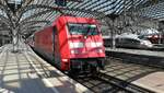 DB 101 002-4 mit IC 2022 nach Emden steht abfahrtbereit in Köln Hbf am 24. Juli 2019.