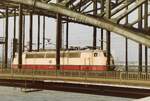 DB 103 003-0 (Bw Hamburg-Eidelstedt) auf der Hohenzollernbrücke in Köln. In 1965 im Betrieb genommen, in 1989 verschrottet.