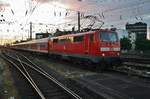 111 037-8 brachte am Abend des 2.7.2017 den RE9 (RE11596)  Rhein-Sieg-Express  von Siegen nach Köln Hauptbahnhof, soeben wird dieser in die Abstellung verlassen.
