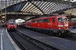 111 037-8 trifft am 3.7.2017 mit dem RE8 (RE10839)  Rhein-Erft-Express  von Kaldenkirchen nach Köln Messe/Deutz im Kölner Hauptbahnhof auf 442 254-9 als RE9 (RE10903)  Rhein-Sieg-Express 