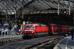 120 207 steht mit dem RE9 im Kölner Hbf.

Köln 08.07.2017