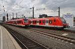 620 508-1 trifft am 3.7.2017 als RB25 (RB11562) von Köln Hansaring nach Meinerzhagen im Kölner Hauptbahnhof auf 422 003-4 als S6 von Essen Hauptbahnhof nach Köln-Nippes.  