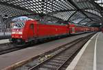 146 269 und 146 277 stehen am 1.7.2017 mit dem RE6 (RE10616)  Westfalen-Express  von Minden(Westf) nach Köln/Bonn Flughafen im Kölner Hauptbahnhof.
