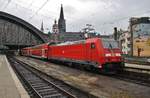 146 266 schiebt am 1.7.2017 den RE6 (RE10620)  Westfalen-Express  von Minden(Westf) nach Köln/Bonn Flughafen in den Kölner Hauptbahnhof.