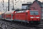 146 263 schiebt am Abend des 1.7.2017 den RE5 (RE10531)  Rhein-Express  von Wesel nach Koblenz Hauptbahnhof aus dem Kölner Hauptbahnhof.