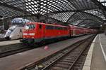 111 158 trifft am 16.8.2017 mit dem RE9 (RE10919)  Rhein-Sieg-Express  von Aachen Hauptbahnhof nach Siegen im Kölner Hauptbahnhof auf 9442 361-3 als RE7 (RE32542)  Rhein-Münsterland-Express 
