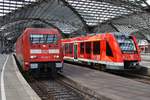 101 029-7 trifft am 16.8.2017 mit dem IC2004 von Köln Hauptbahnhof nach Emden Hauptbahnhof im Kölner Hauptbahnhof auf 620 036-3.