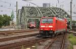 146 273 trifft am 16.8.2017 mit dem RE6 (RE10629)  Westfalen-Express  von Köln/Bonn Flughafen nach Minden(Westf) im Kölner Hauptbahnhof auf 422 049-7 als S6 von Essen Hauptbahnhof nach