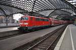 111 158 fährt am 16.8.2017 mit dem RE9 (RE10927)  Rhein-Sieg-Express  von Aachen Hauptbahnhof nach Siegen aus dem Kölner Hauptbahnhof aus.