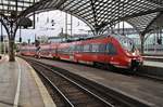 442 603-7 fährt am 16.8.2017 als RE9 (RE10969)  Rhein-Sieg-Express  von Köln Hauptbahnhof nach Siegen aus dem Hauptbahnhof der Domstadt aus.