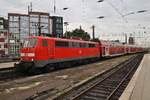 111 093 stellt am 2.7.2017 den RE9 (RE10953)  Rhein-Sieg-Express  nach Siegen im Kölner Hauptbahnhof bereit.