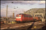 140417 kommt mit einem Güterzug über die Hohenzollernbrücke in Köln und erreicht hier am 25.3.1993 um 17.25 Uhr den Hauptbahnhof.