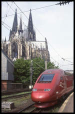 Thalys 4304 nach Brüssel steht am 15.5.2004 im HBF Köln vor der Kulisse des Kölner Dom.