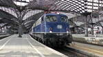 TRI 110 428-0 steht am 09.04.2022 mit einem RE1-Verstärkerzug in Köln Hbf abfahrbereit in Richtung Hamm(Westf).