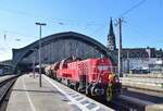 Dank der Sperrung der Südbrücke kommt während dieser Zeit auch Güterverkehr durch den Kölner Hbf. 265 030-7 rollt mit einer Übergabe nach Rommerskirchen durch den Kölner Hbf.

Köln 09.07.2022