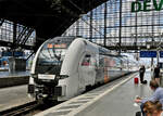 462 033 RRX (National Express) als RE1 nach Hamm im Kölner Hbf - 04.07.2022