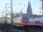 Kln! Im Hintergrund der Dom whrend sich im Vordergrund ein ICE3 und eine Dostogarnitur des RE1 nach Aachen begegnen.