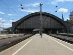 Bahnhofshalle des Klner Hbf (ber die Gleise 2-7) am 13. Juli 2009 um 14:00. So leer bin ich die Gleise eigentlich nicht gewhnt.