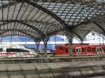 Treffen zwischen Fern- und Nahverkehrszug am 05. Juni 2010 in Kln Hbf. 