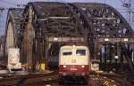 112 492 erreicht am 08.08.1985 den Kölner Hauptbahnhof. Die Arbeiten zur Erweiterung der Brücke auf sechs Gleise haben gerade erst begonnen.