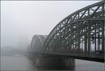 Stahl und Nebel -    Die Kölner Hohenzollernbrücke fast ohne Dom.