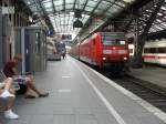 Am 5.8.13 konnte 146 029 mit dem RE 5 Richtung Emmerich am Haken beim Halt im Hauptbahnhof von Köln fotografiert werden.