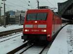 Zwischenhalt am verschneiten 09.12.2012 von 101 099-0 mit dem EC 101 (Hamburg-Altona - Chur HB) in Köln Hbf.