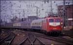 Eine bunte Garnitur fuhr am 26.4.1990 mit 110206 als E 3021 nach Dortmund um 14.08 Uhr in Köln HBF ein. 