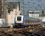 Im Gleisfeld wartet der HKX nach Hamburg auf Fahrt in den Kölner Hbf.

Köln 28.03.2015