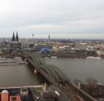 Von großer Höhe lässt sich die Hohenzollernbrücke und der Kölner Hbf sehr schön fotografieren.