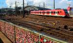 Ein 422 verläßt am 24.02.2016 den Kölner Hauptbahnhof, im Vordergrund die inzwischen berühmten Liebesschlösser