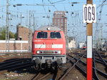 Auge in Auge schaut 218 837-3 den Fotografen in die Linse ehe sie mit 218 833-2 am Signal 69 in Köln Hbf vorbei fährt.