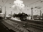01 150 zieht Ende der 1930er Jahre einen Schnellzug aus dem Hauptbahnhof von Köln - Könnte die Bildbeschreibung lauten.