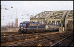 Die blaue 110155 (mit rotem DB Signum) fuhr am 20.3.1996 um 15.58 Uhr über die Hohenzollernbrücke kommend mit einem Zug nach Gerolstein in den HBF Köln ein.
