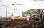 111174 verlässt mit einer S-Bahn Garnitur am  20.03.1996 um 16.03 Uhr aus Köln Deutz kommend die Hohenzollernbrücke und fährt in den HBF