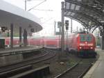 146 030 fährt mit ihrem abgeschleppten und 20 Minuten zu spät kommenden RE 5 nach Koblenz in den Kölner Hbf eingefahren.