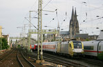 ES 64 U2-017 hat den Kölner Hbf mit einem Nachtzug am Haken verlassen.
Aufgenommen von der Station Köln Hansaring am 17.06.2009.