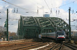 ES 64 U2-034 fährt mit einem Fernverkehrszug in den Kölner Hauptbahnhof ein.