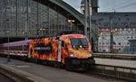 Seit 8 Tagen seit dem 12.8.16 hat 182 572 ein neues feuriges Design. Hier verlässt 182 572 gerade den Kölner Hbf mit dem MSM1111 in Richtung Neuss. Ziel des Zuges war Norddeich.

Köln 20.08.2016